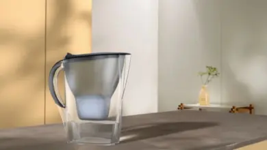 Prozorná konvice na filtrovanou vodu s viditelným filtrem.