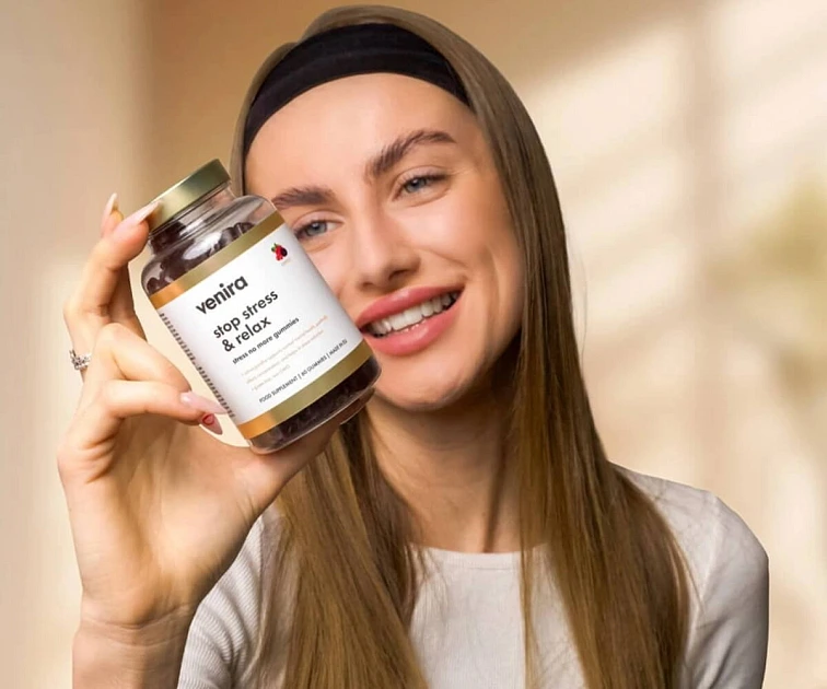 Žena drží lahvičku s přírodním doplňkem pro snížení stresu.