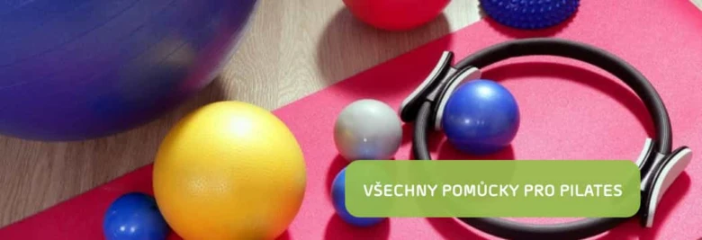 Různé pomůcky pro cvičení pilates na rozevřeném koberci.