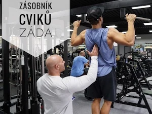 Tréner opravuje držení při cviku na ramena v posilovně.