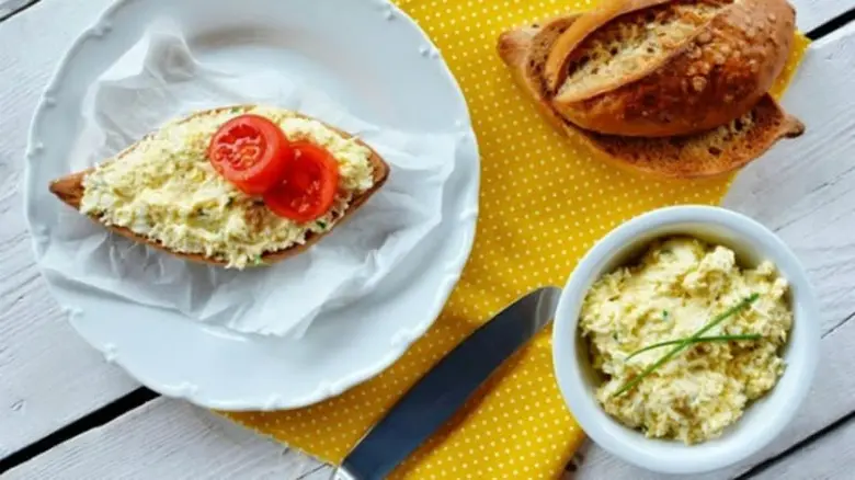 Pomazánka z vařených vajec na toastu s kouskem chleba