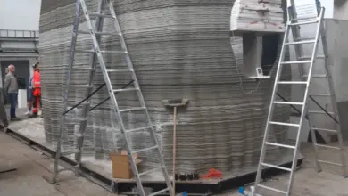 Velká stěna domu z 3D tiskárny s viditelnými vrstvami.