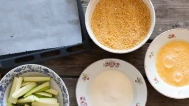 Ingredience pro křupavou cuketu: strouhanka, vejce, mouka a nakrájená cuketa.