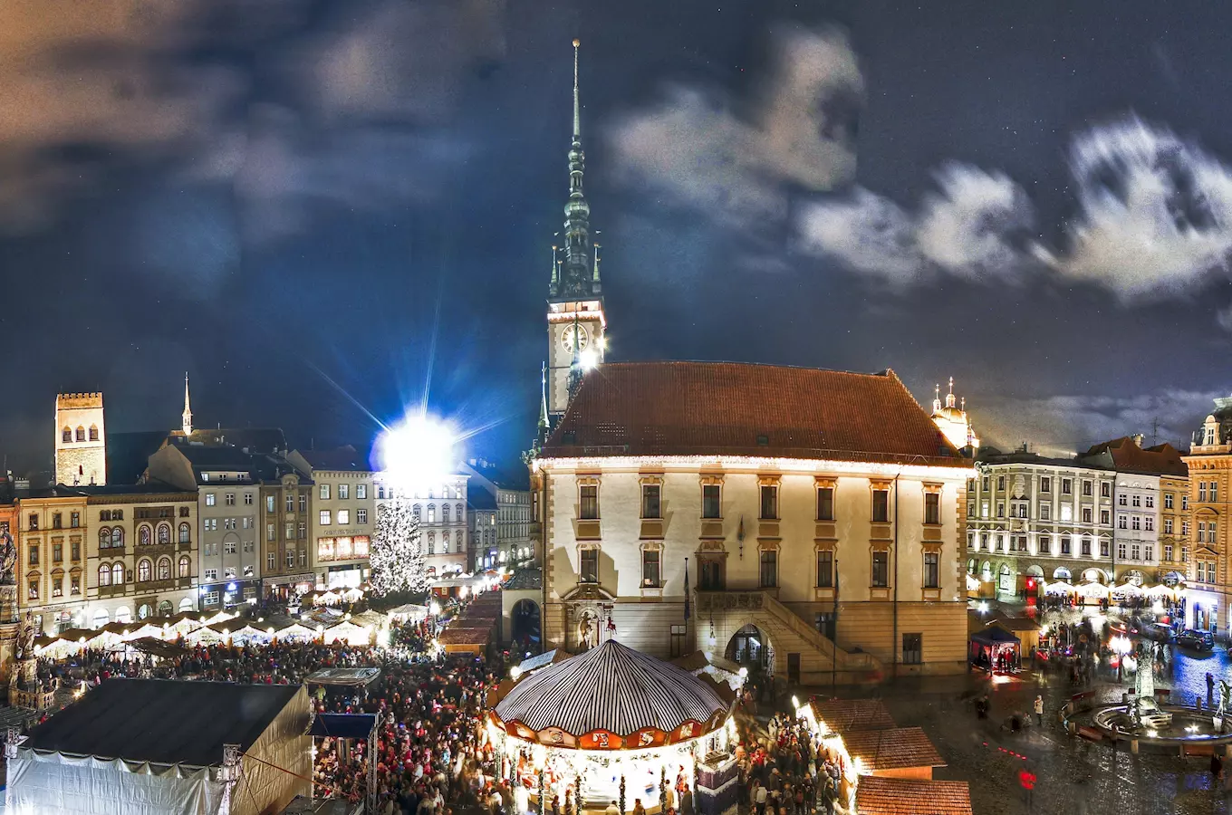 Vánoční trh na náměstí v Olomouci s karuselem.